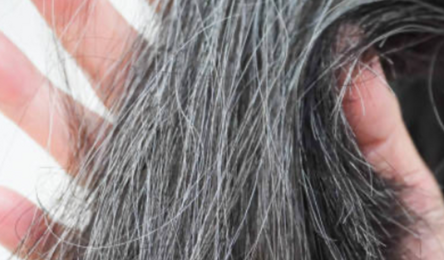 Ako sa starať o šedivé vlasy v lete